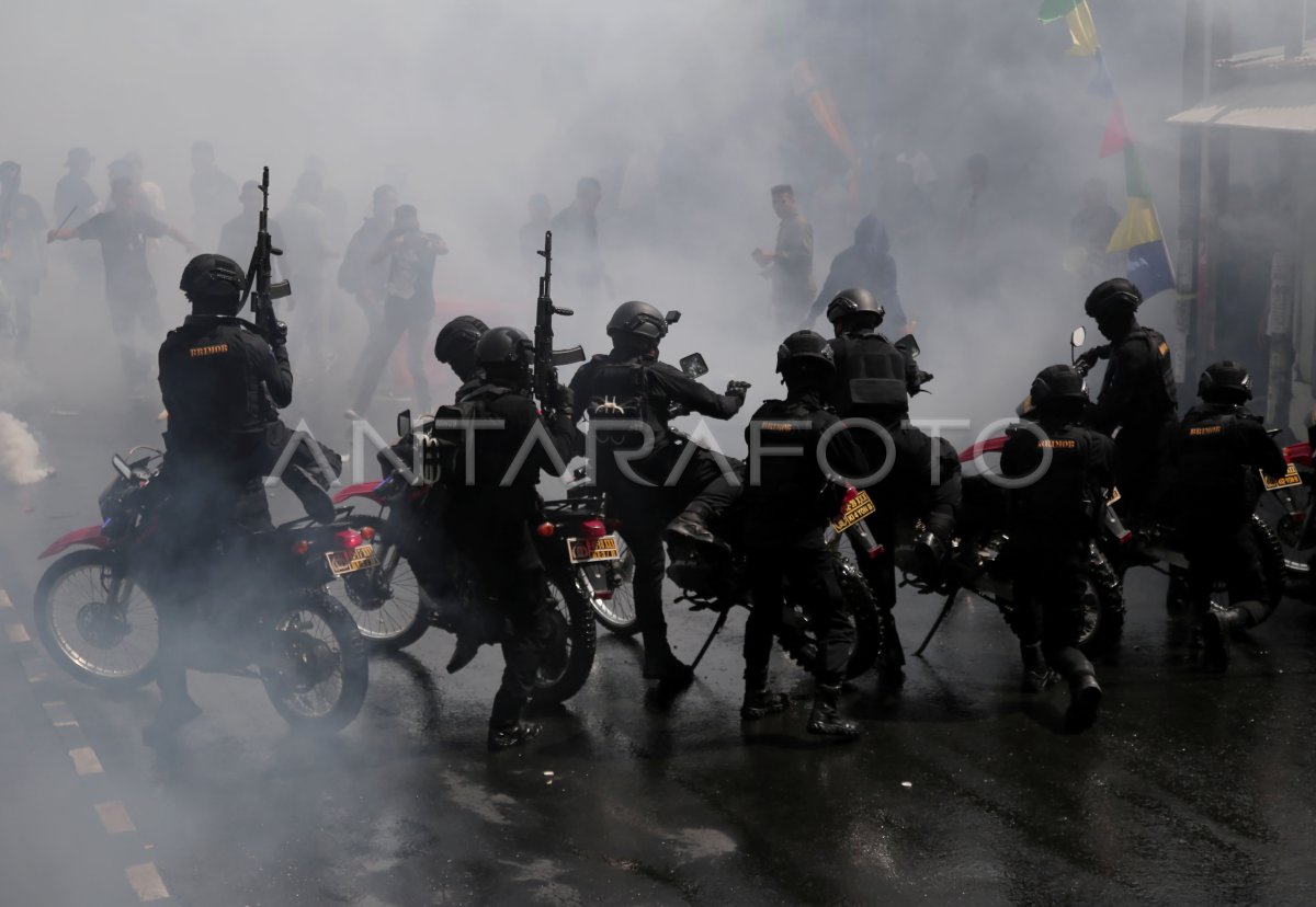 Latihan Sispamkota Polda Malut Jelang Pemilu 2024 Di Ternate | ANTARA Foto