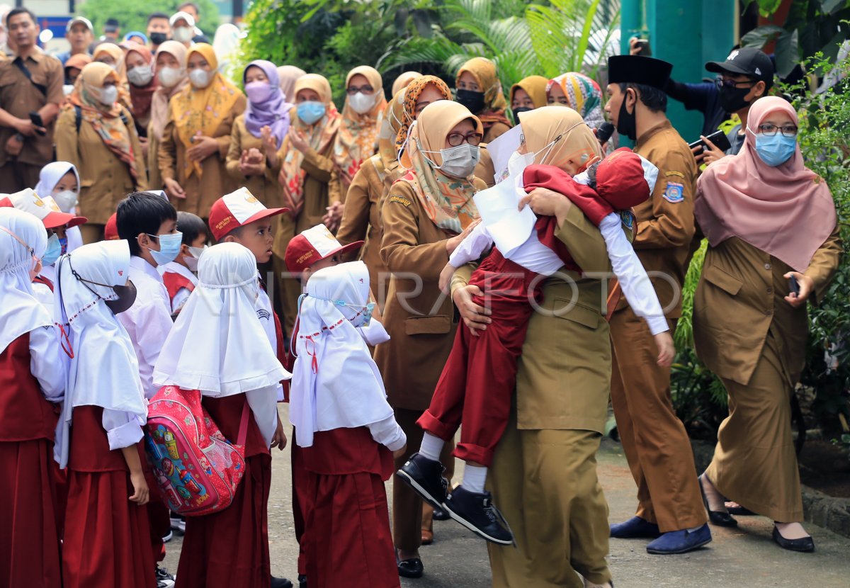 HARI PERTAMA MASUK SEKOLAH DASAR DI TANGSEL | ANTARA Foto