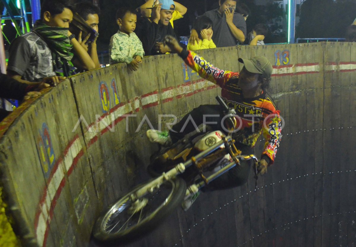 ATRAKSI TONG SETAN ANTARA Foto