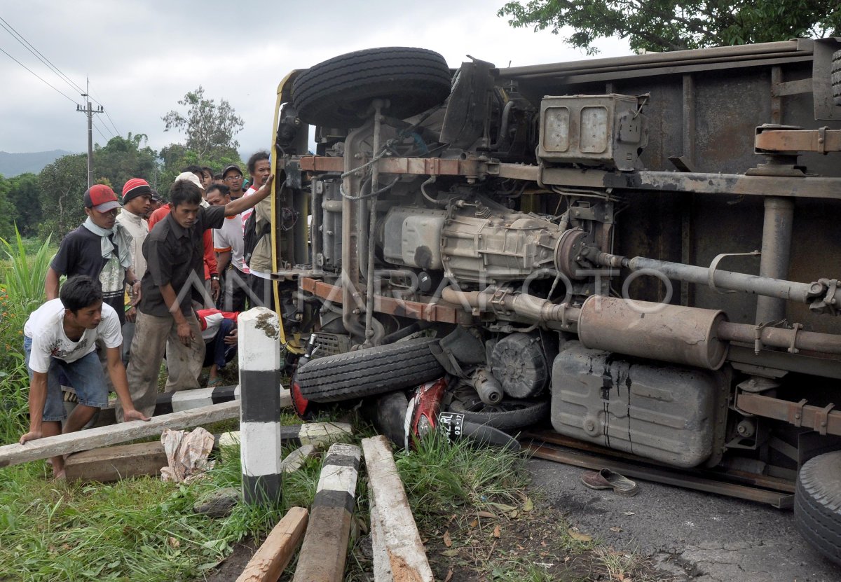 KECELAKAAN TRUK BOKS | ANTARA Foto