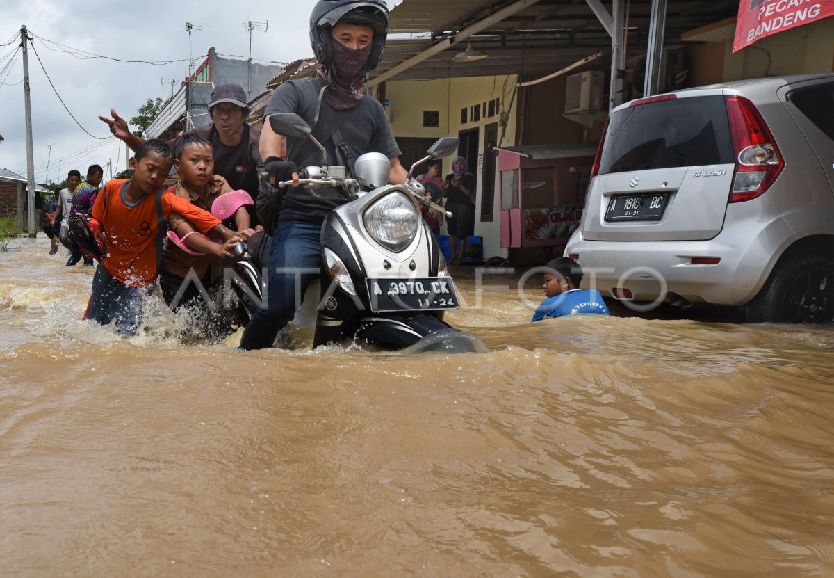 BANJIR AKIBAT TANGGUL JEBOL | ANTARA Foto