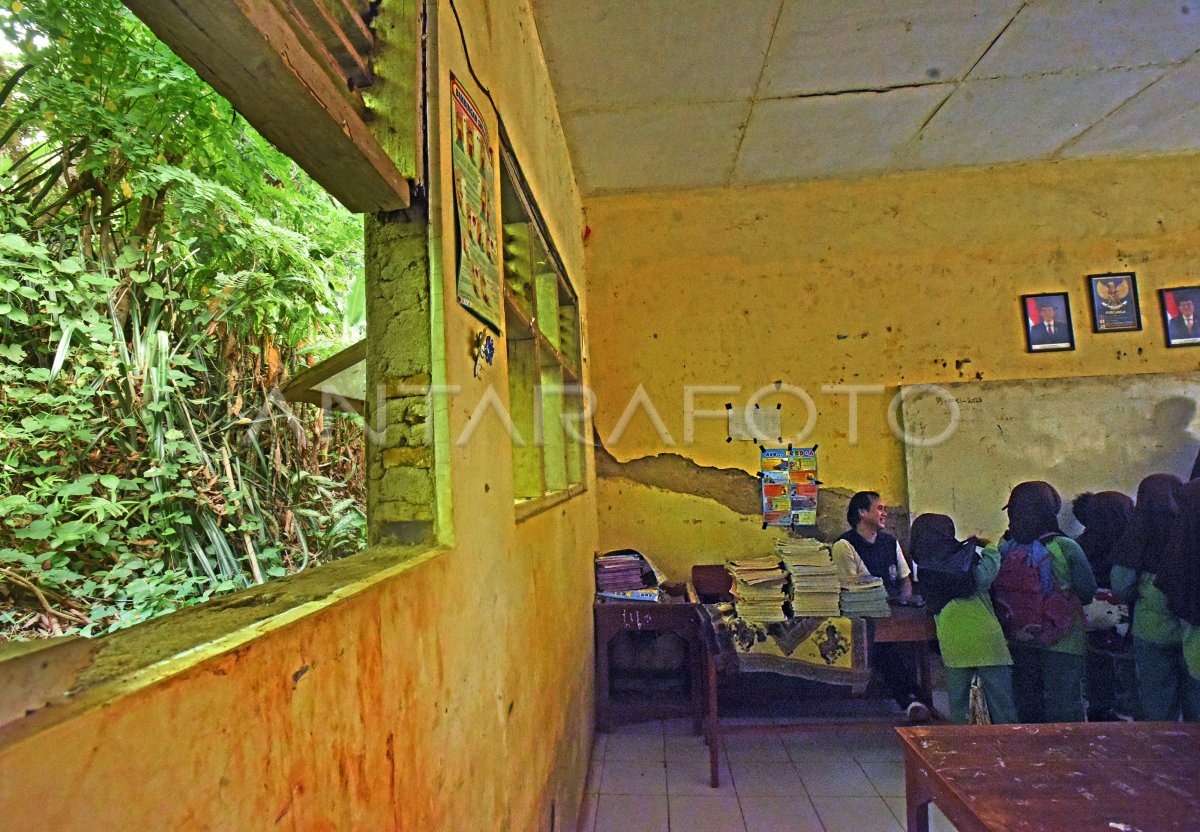 Sekolah rusak di Banten
