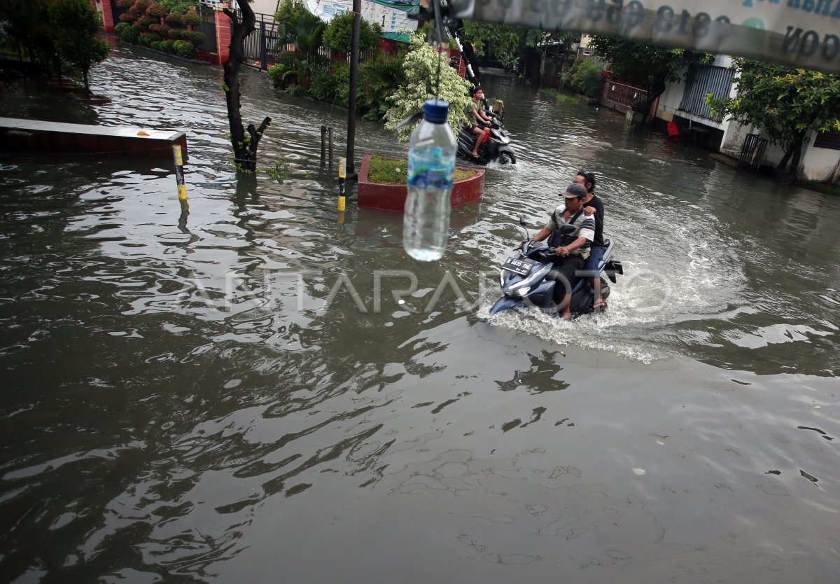 BANJIR DI PERUMAHAN TAMAN ASRI | ANTARA Foto