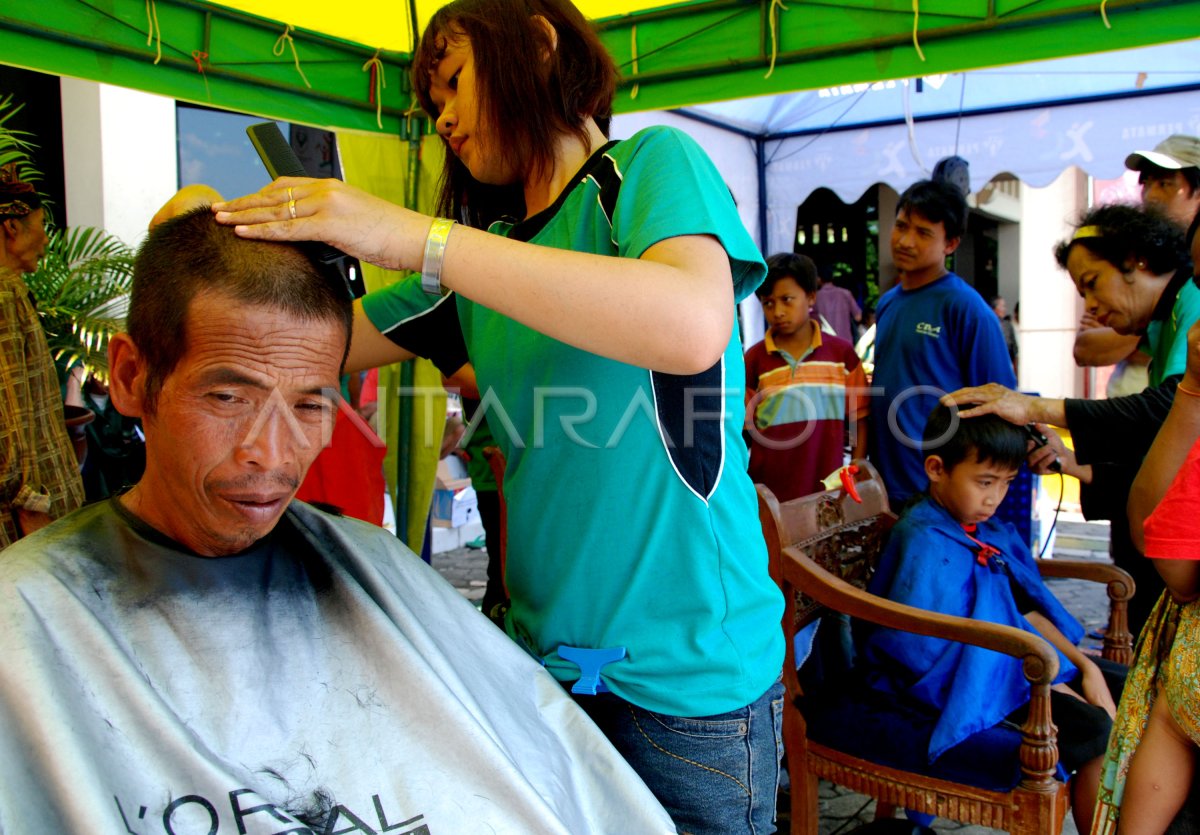 POTONG RAMBUT GRATIS ANTARA Foto POTONG RAMBUT GRATIS ANTARA Foto
