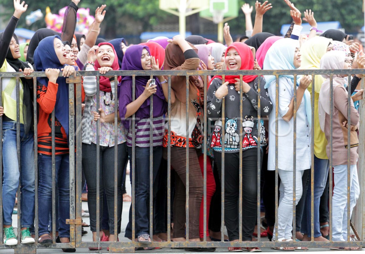 NONTON KONSER | ANTARA Foto