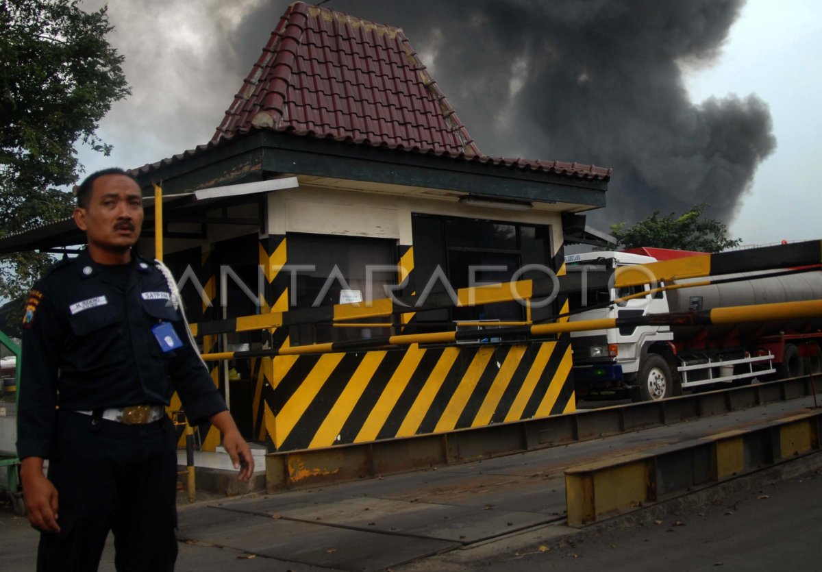 KEBAKARAN PABRIK PT CJI | ANTARA Foto