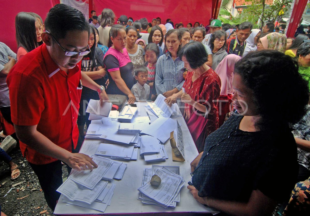 PENDISTRIBUSIAN KARTU INDONESIA PINTAR | ANTARA Foto