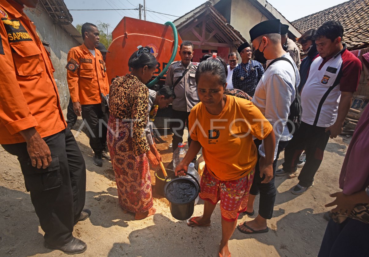 Penyaluran bantuan air bersih untuk warga