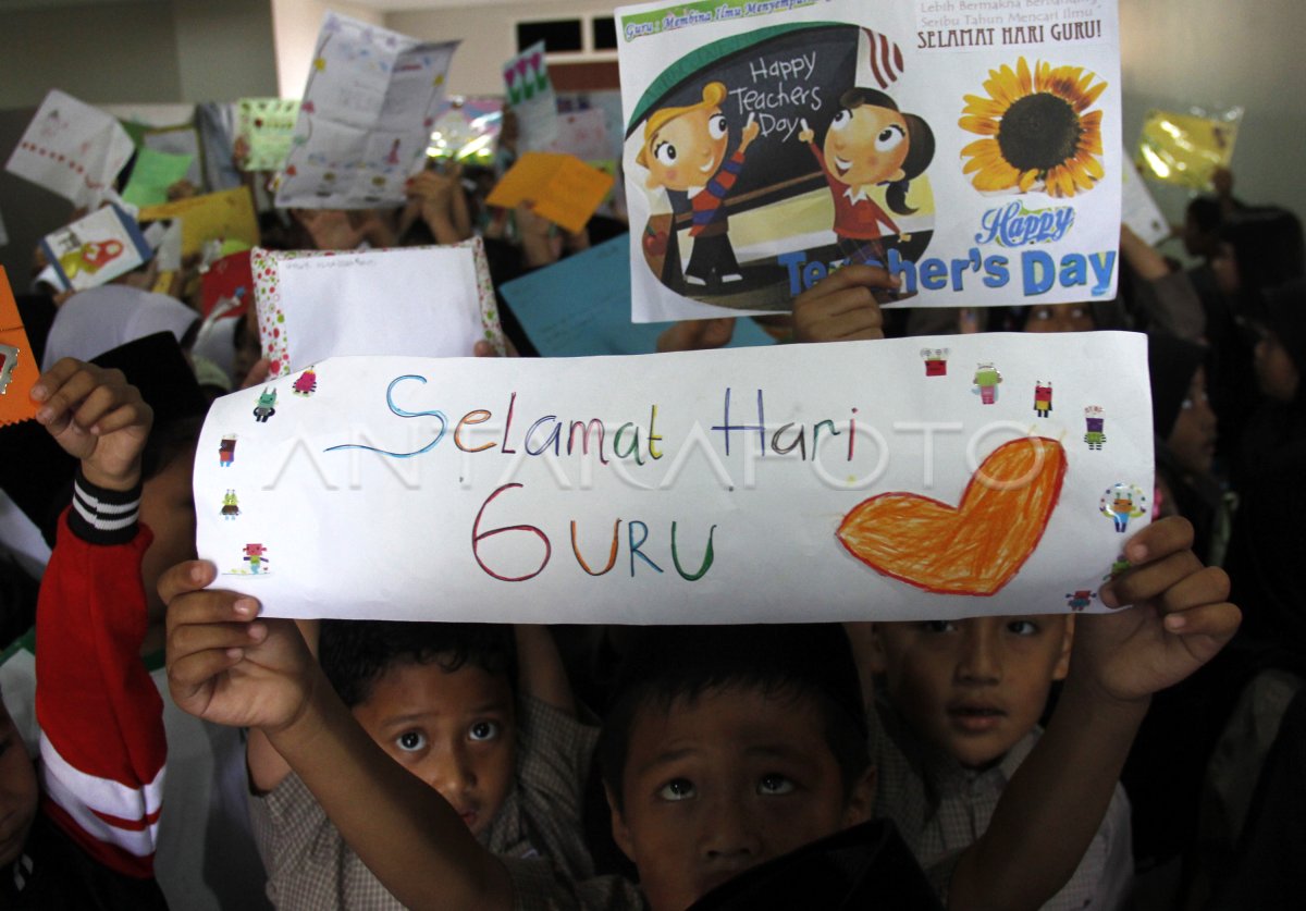 Guru menerima kartu ucapan dari siswanya