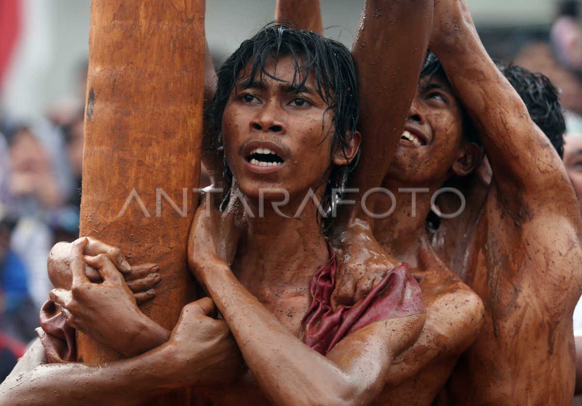 PANJAT PINANG DALAM RANGKA HUT RI