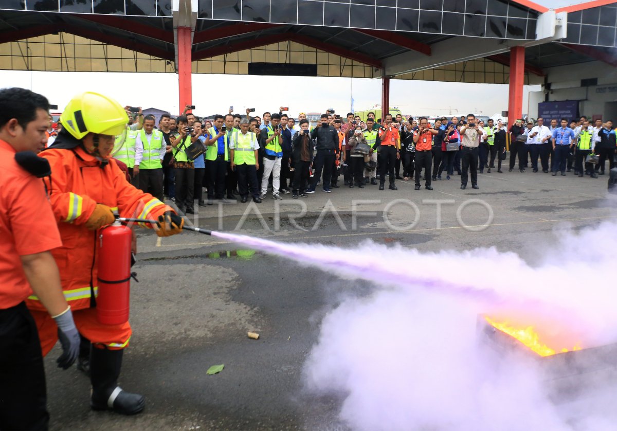 SIMULASI KEDARURATAN KEBAKARAN DI BANDARA | ANTARA Foto