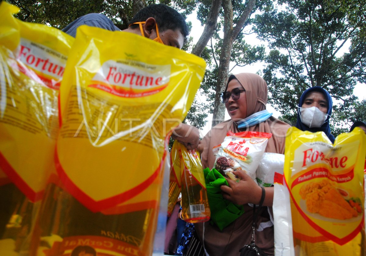 OPERASI PASAR MINYAK GORENG DAN PANGAN MURAH | ANTARA Foto