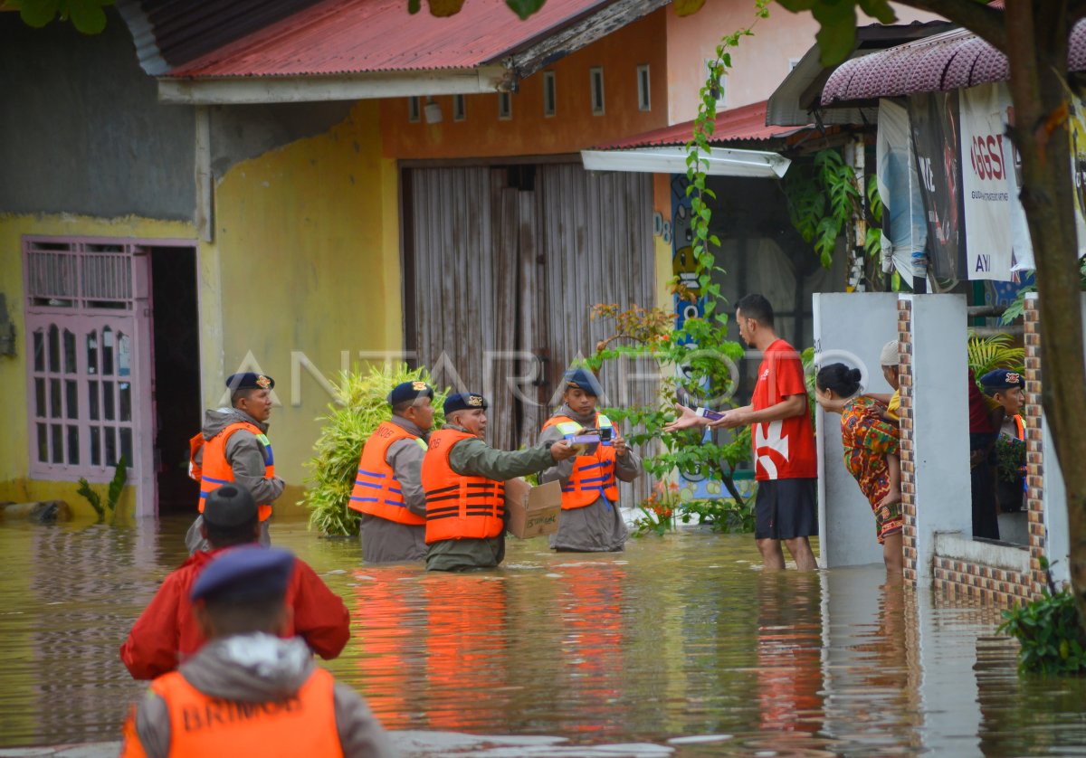 Banjir Rendam Kota Padang | ANTARA Foto