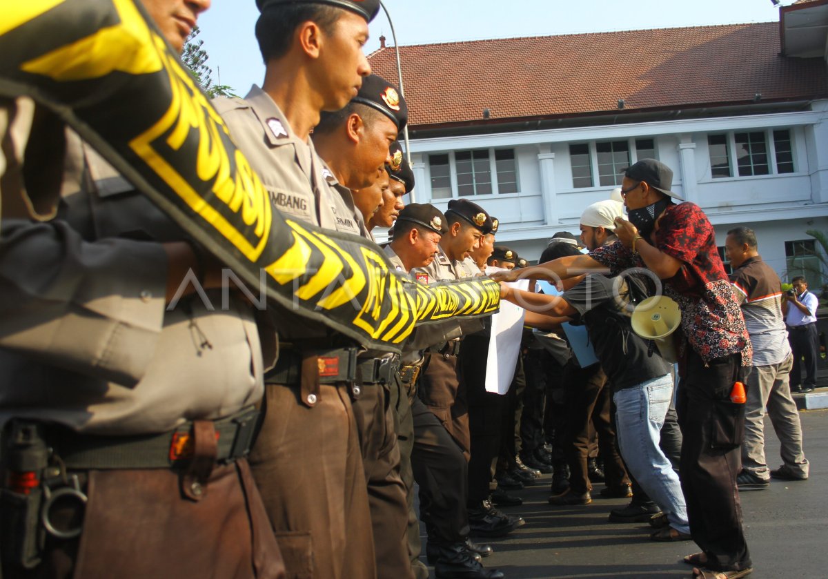 SIMULASI PENANGANAN BENTROK | ANTARA Foto