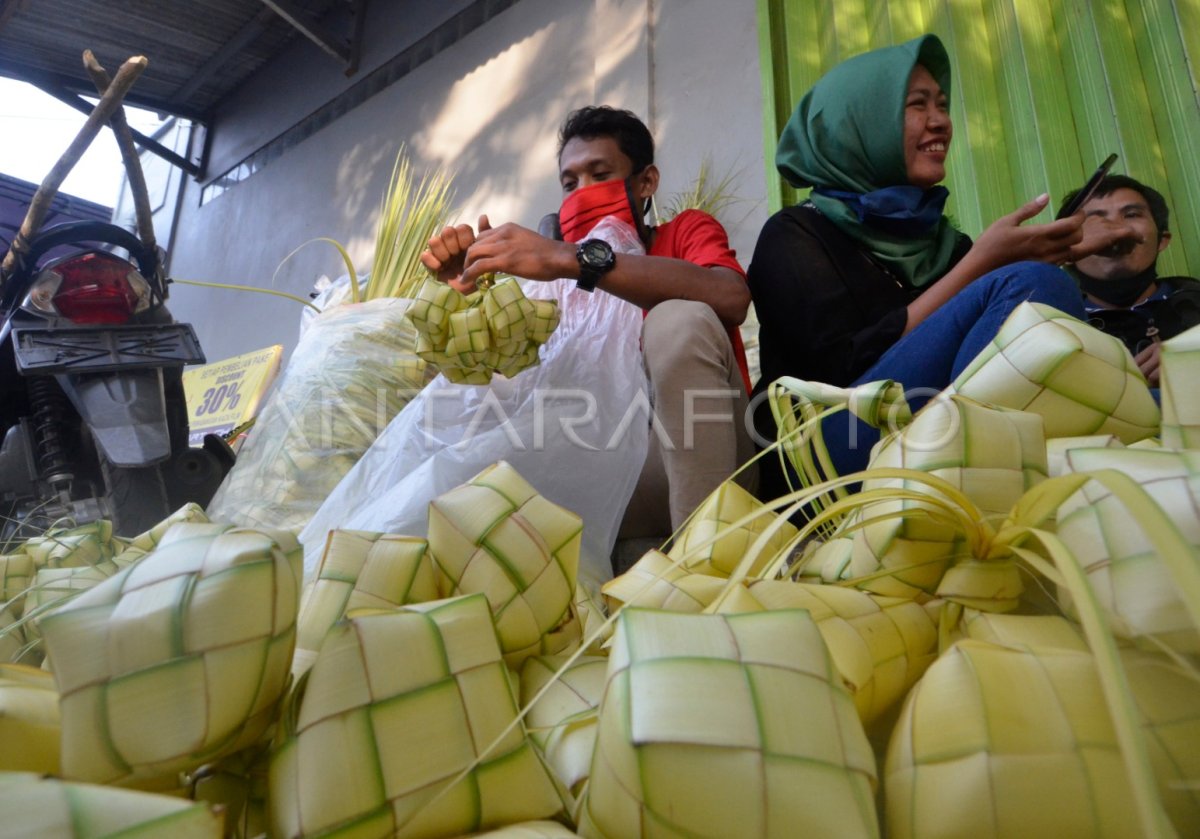 Kulit Ketupat Idul Adha Antara Foto