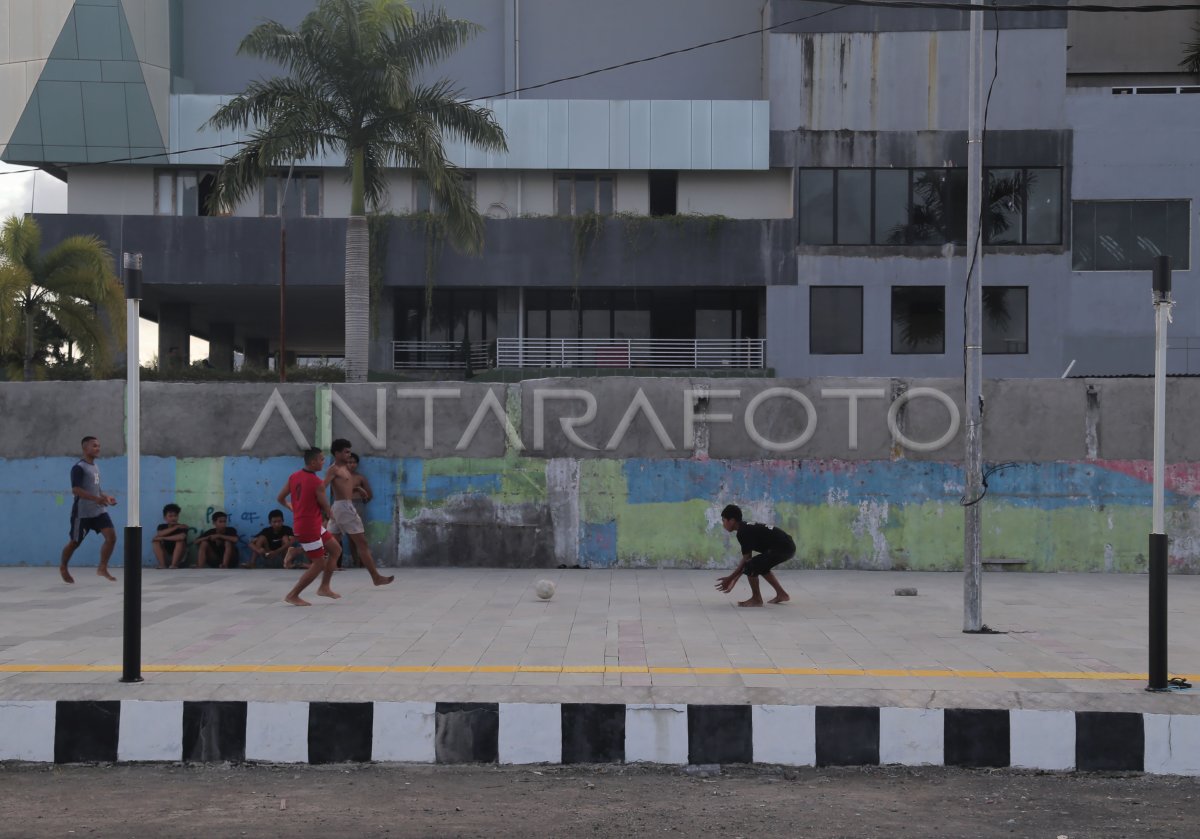 Kurangnya lahan bermain sepak bola untuk anak di Ternate