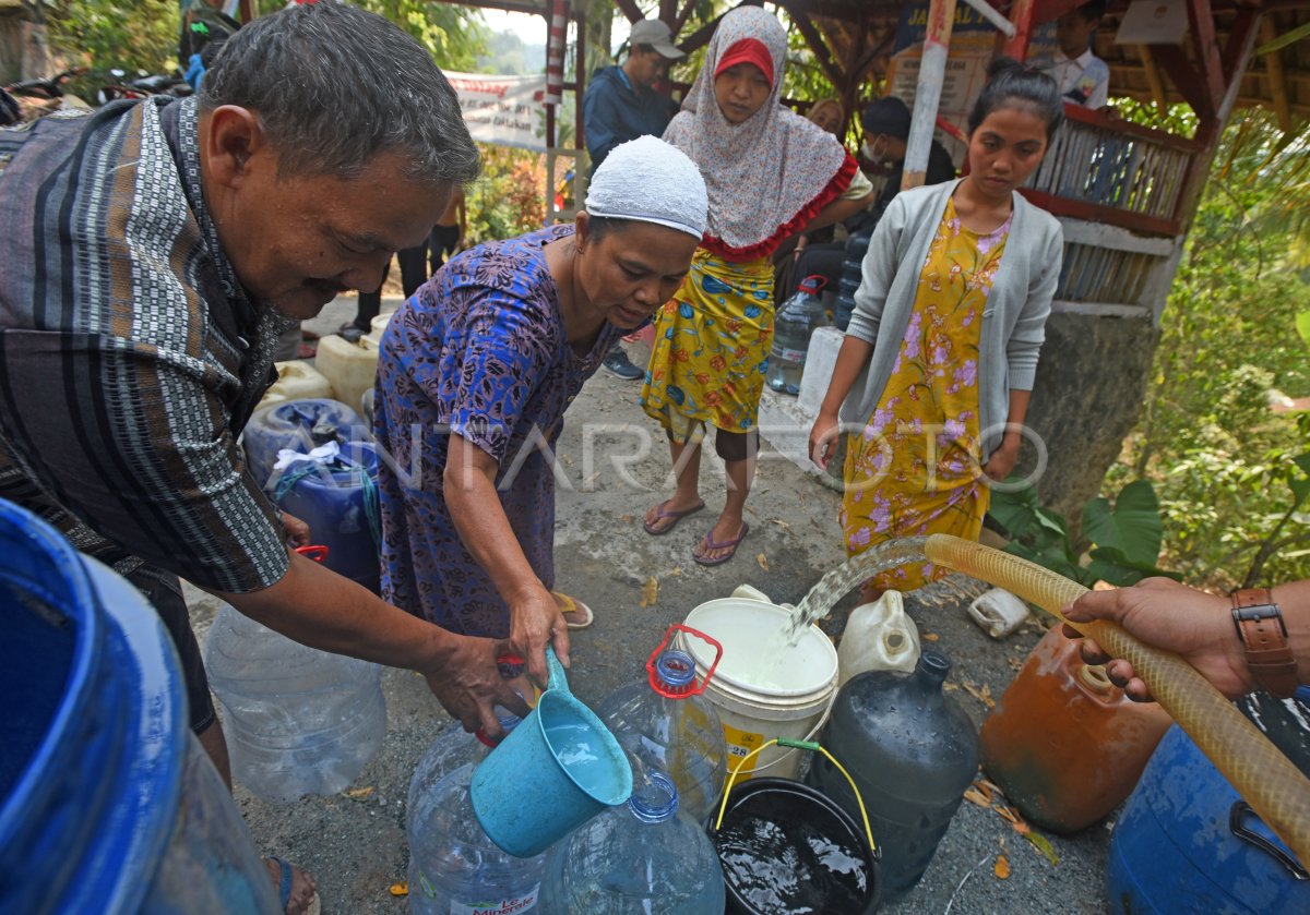 Bantuan Air Bersih Untuk Warga Terdampak Kekeringan Antara Foto 6074