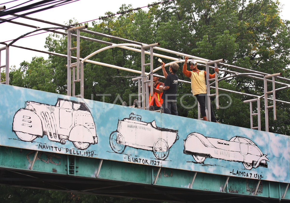 Perbaikan Jembatan Penyebrangan Antara Foto