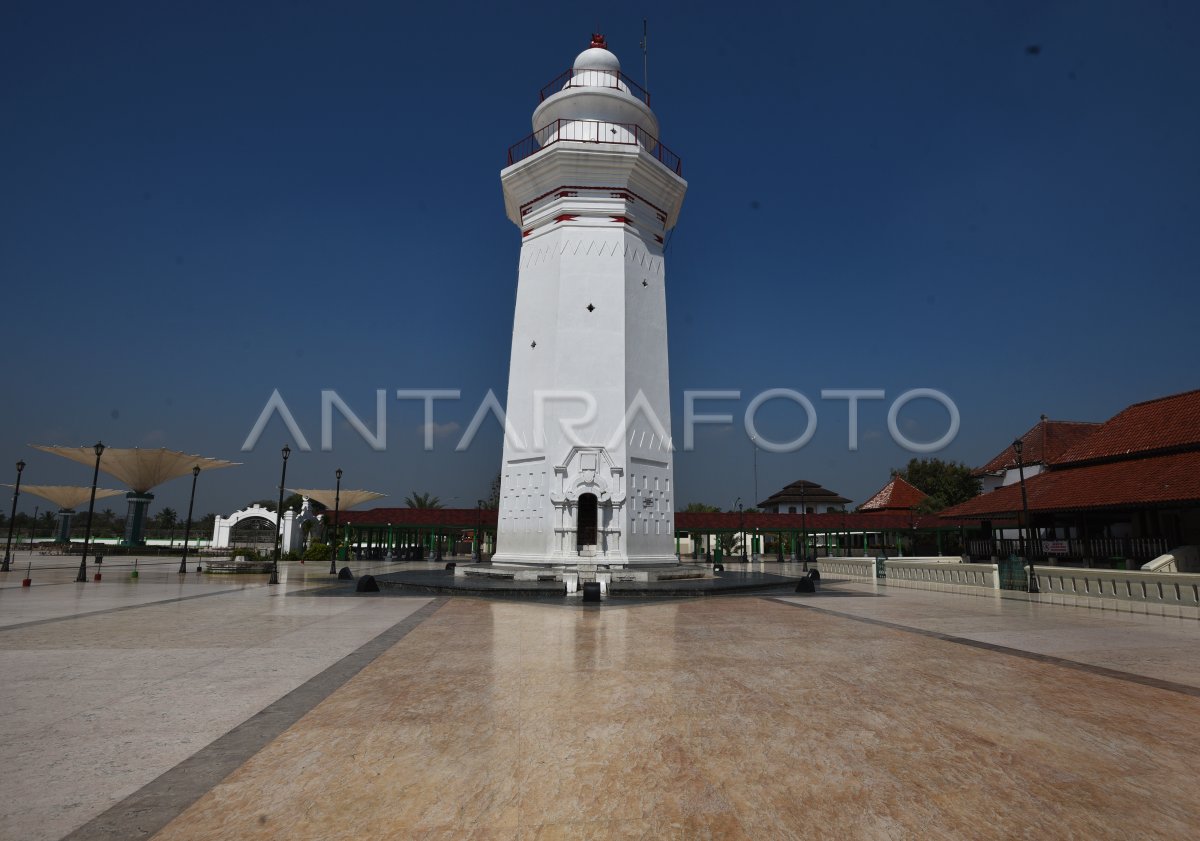 PENUTUPAN TEMPAT WISATA ZIARAH SAAT PPKM DARURAT DI BANTEN | ANTARA Foto