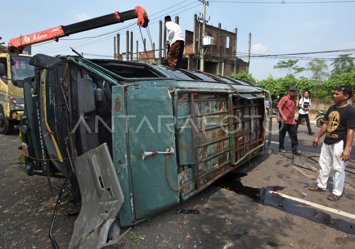 KECELAKAAN MINIBUS DI SERANG
