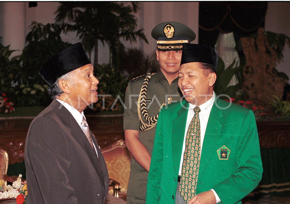 PRESIDEN BJ HABIBIE DAN KETUA PPP HAMZAH HAZ | ANTARA Foto