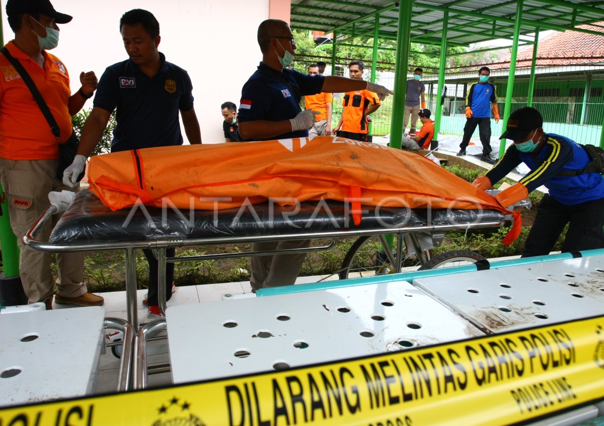 IDENTIFIKASI JENAZAH KORBAN TSUNAMI SELAT SUNDA | ANTARA Foto