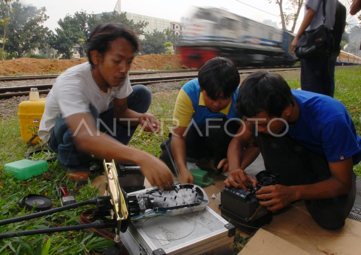 Sinyal Kereta Api Antara Foto