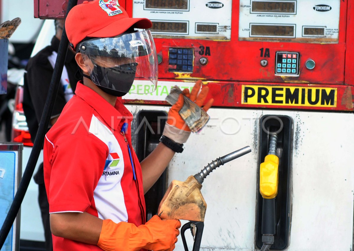 PETUGAS SPBU GUNAKAN ALAT PELINDUNG WAJAH | ANTARA Foto