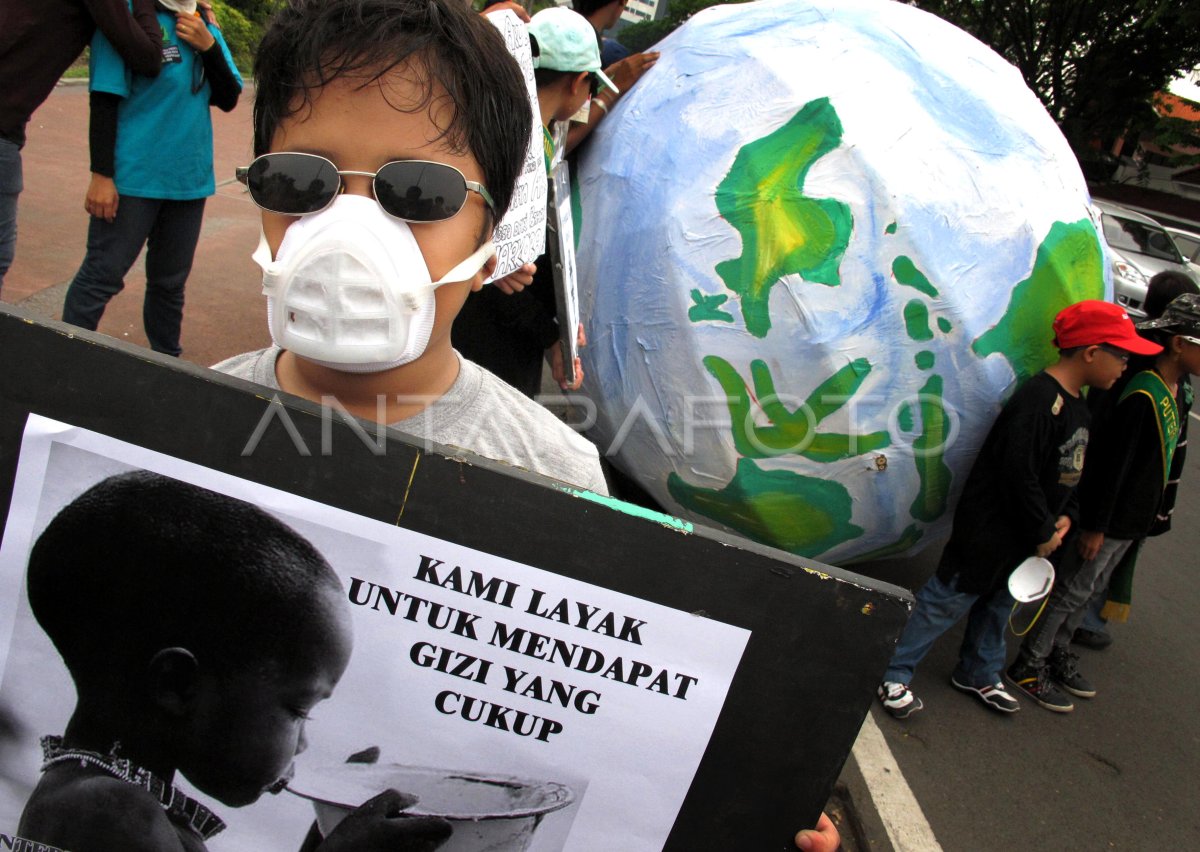 Anak-anak berfoto bersama di acara Hari Anak Sedunia