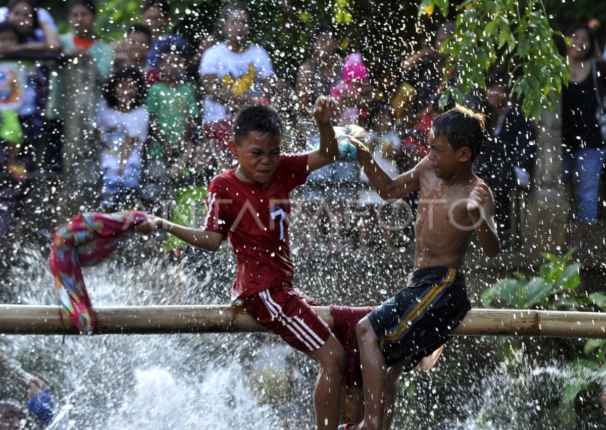 LOMBA PUKUL BANTAL | ANTARA Foto