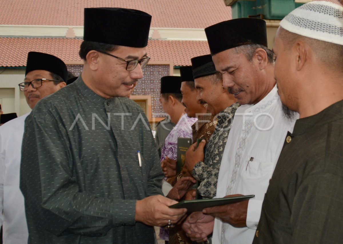 SERTIFIKAT TANAH WAKAF | ANTARA Foto