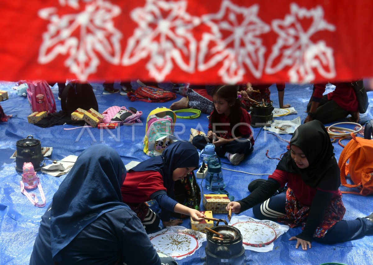 Belajar Membatik Di Kampung Batik Cibuluh Bogor | ANTARA Foto