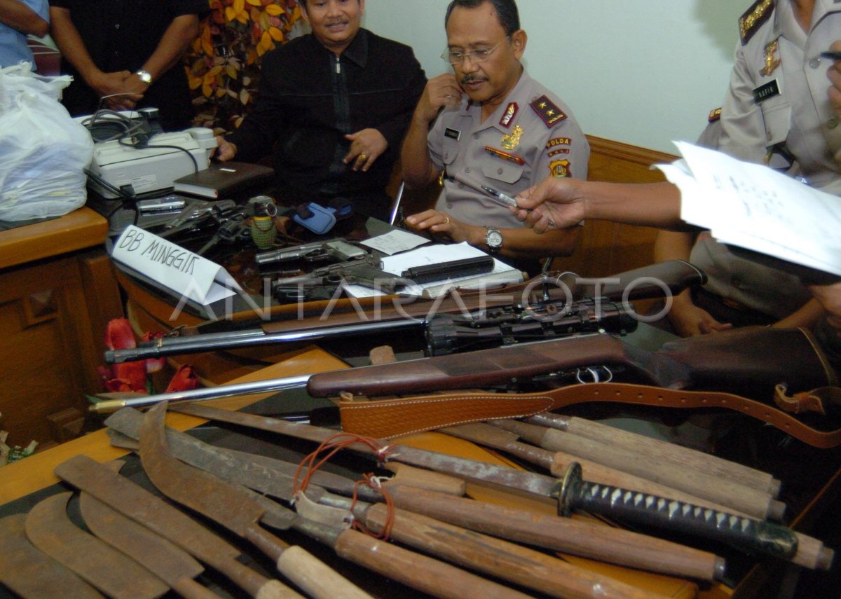 PERIKSA BARANG BUKTI. | ANTARA Foto