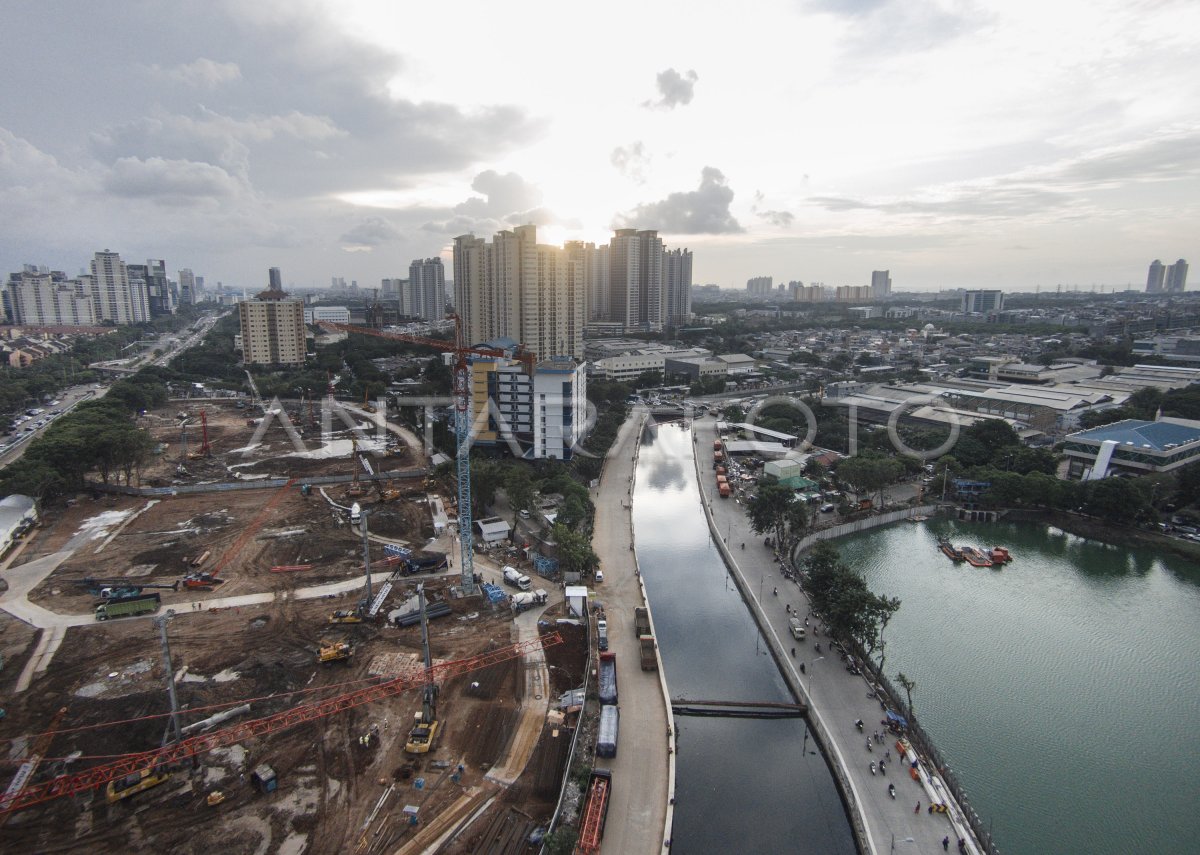 PEMBANGUNAN WISMA ATLET | ANTARA Foto