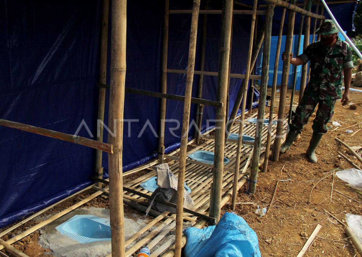 PEMBANGUNAN MCK UNTUK PENGUNGSI KORBAN GEMPA BUMI SULBAR | ANTARA Foto