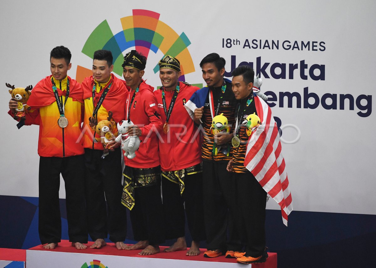 UPACARA PENYERAHAN MEDALI PENCAK SILAT SENI GANDA PUTRA | ANTARA Foto