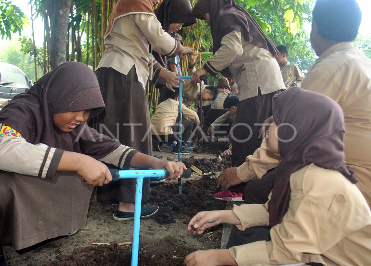 Pembuatan Lubang Resapan Biopori Antara Foto