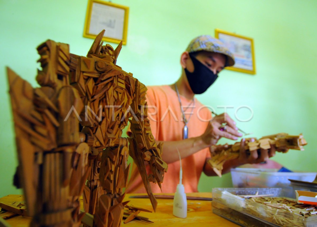 KERAJINAN DARI STIK ES KRIM | ANTARA Foto