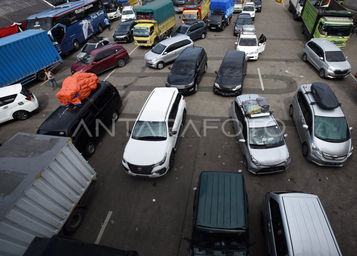 ARUS MUDIK DI PELABUHAN MERAK MULAI RAMAI | ANTARA Foto