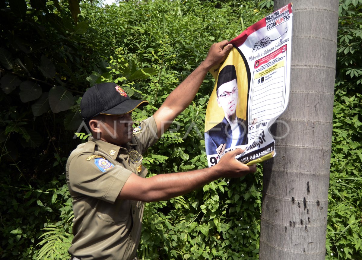 Penertiban Alat Peraga Kampanye Antara Foto 