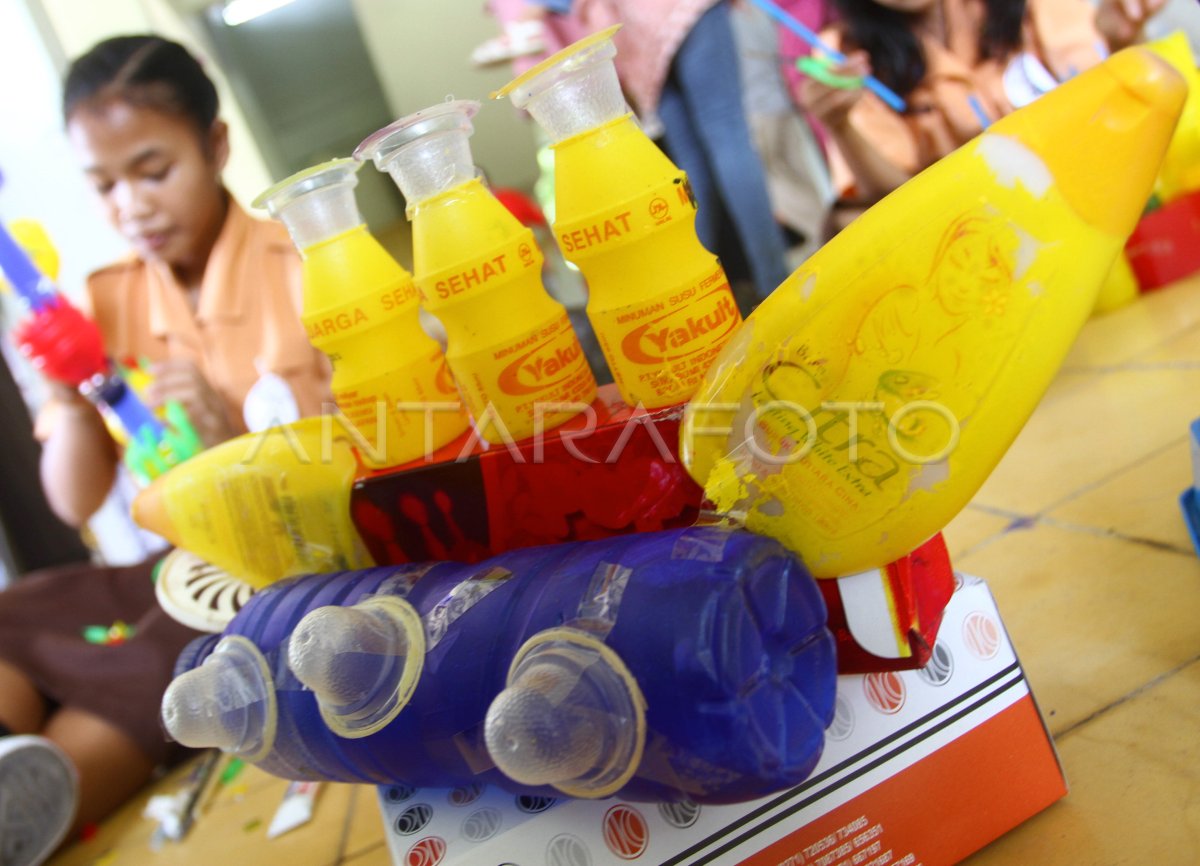 MEMBUAT KERAJINAN SAMPAH | ANTARA Foto