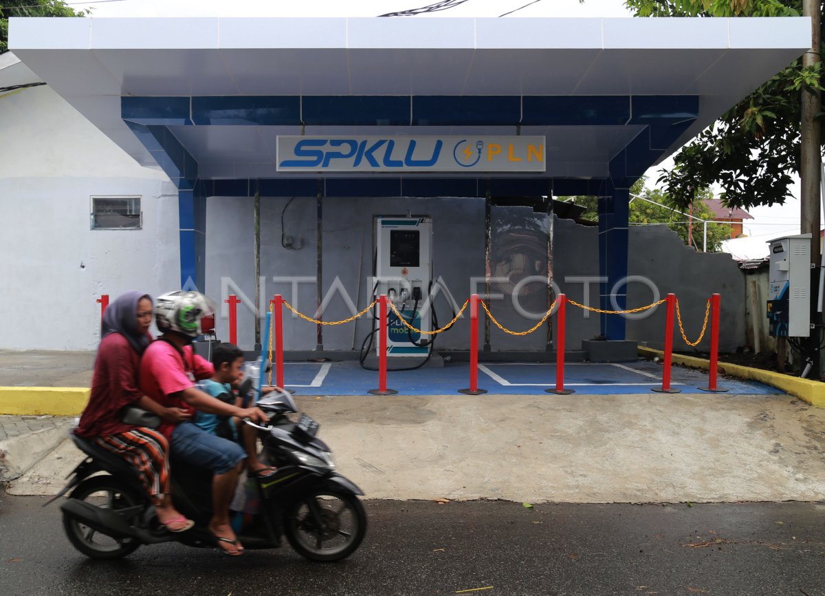 STASIUN PENGISIAN KENDARAAN LISTRIK UMUM DI TERNATE | ANTARA Foto