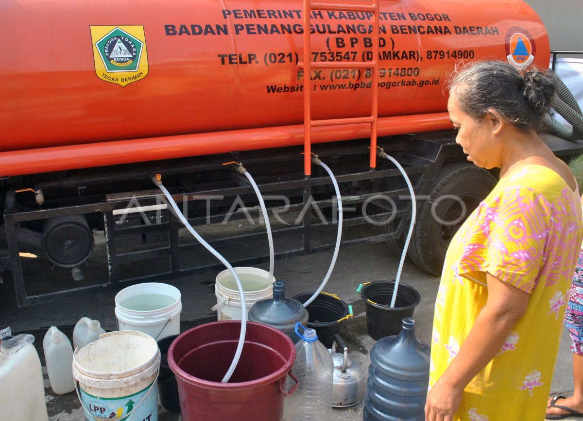 BANTUAN AIR BERSIH | ANTARA Foto