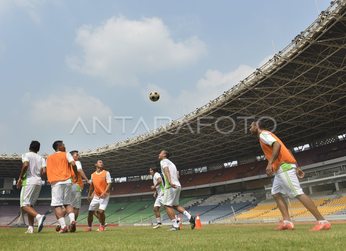 PESEPAK BOLA MENJADI BINTANG IKLAN | ANTARA Foto