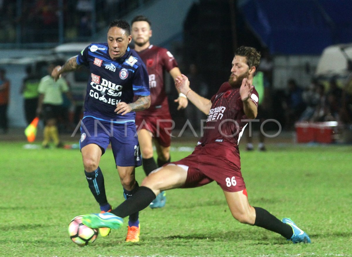 AREMA VS PSM MAKASSAR | ANTARA Foto