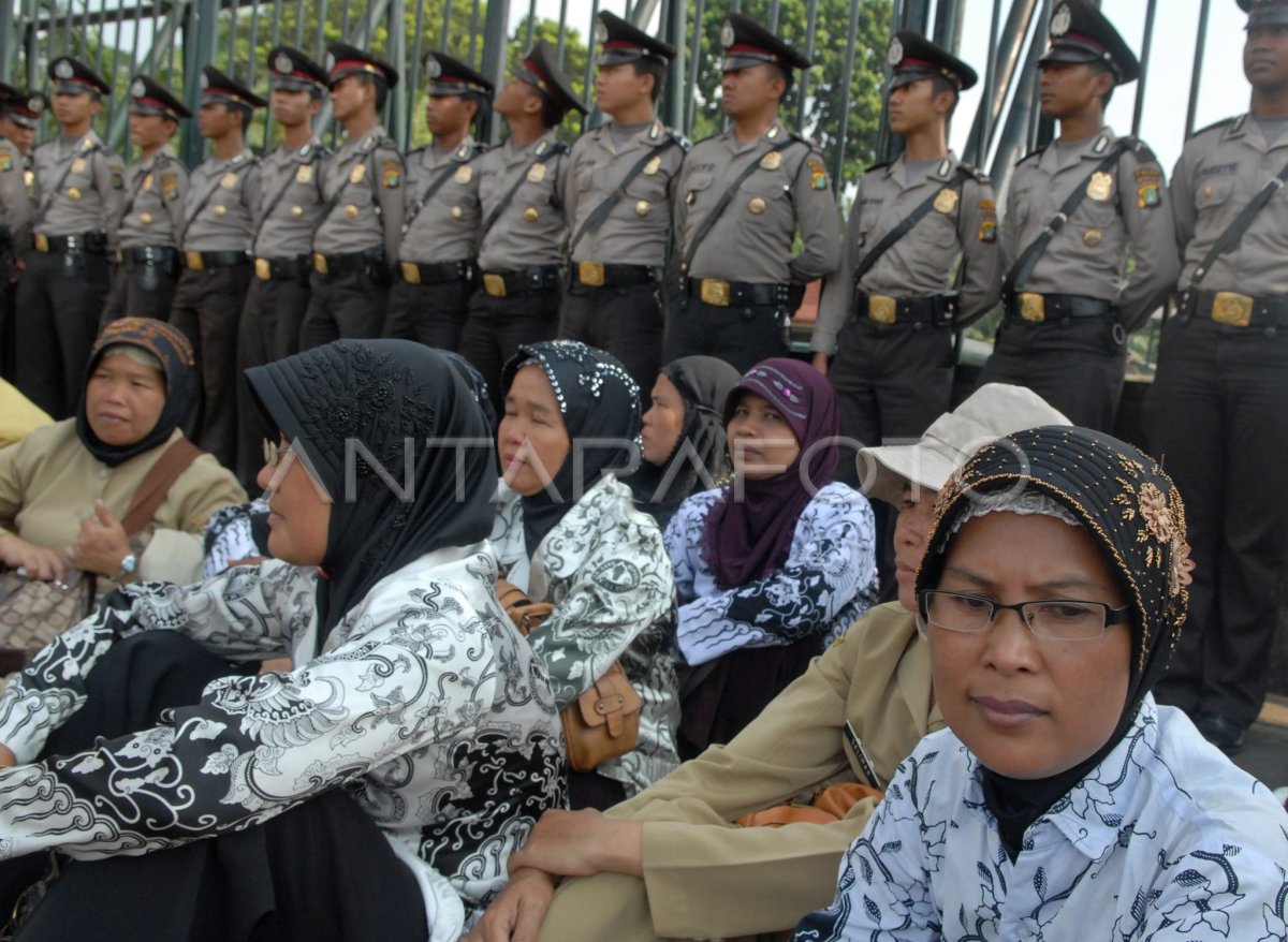 Video aksi unjuk rasa guru honorer viral di media sosial