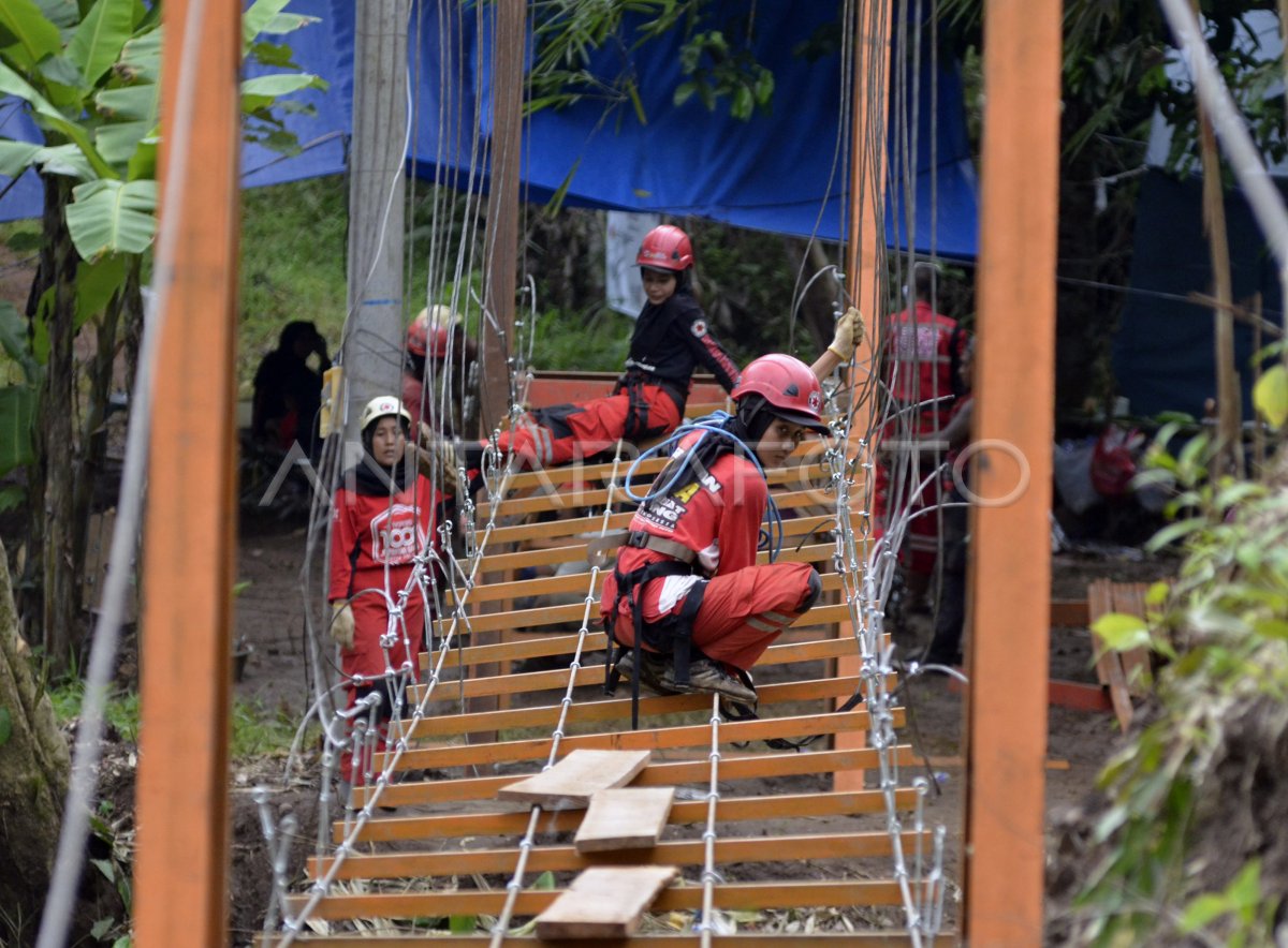 Pembangunan Jembatan Gantung Penghubung Dua Kampung Antara Foto 