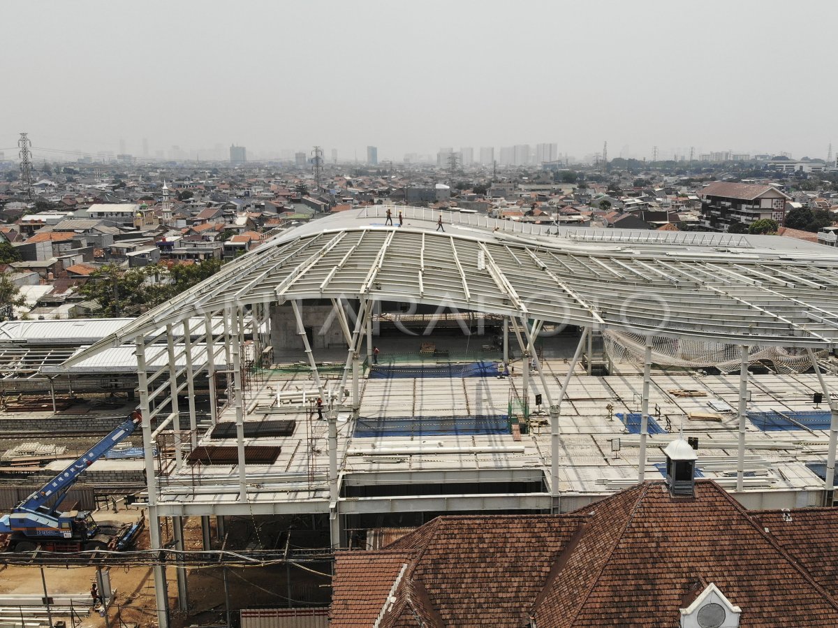 RENOVASI STASIUN JATINEGARA | ANTARA Foto