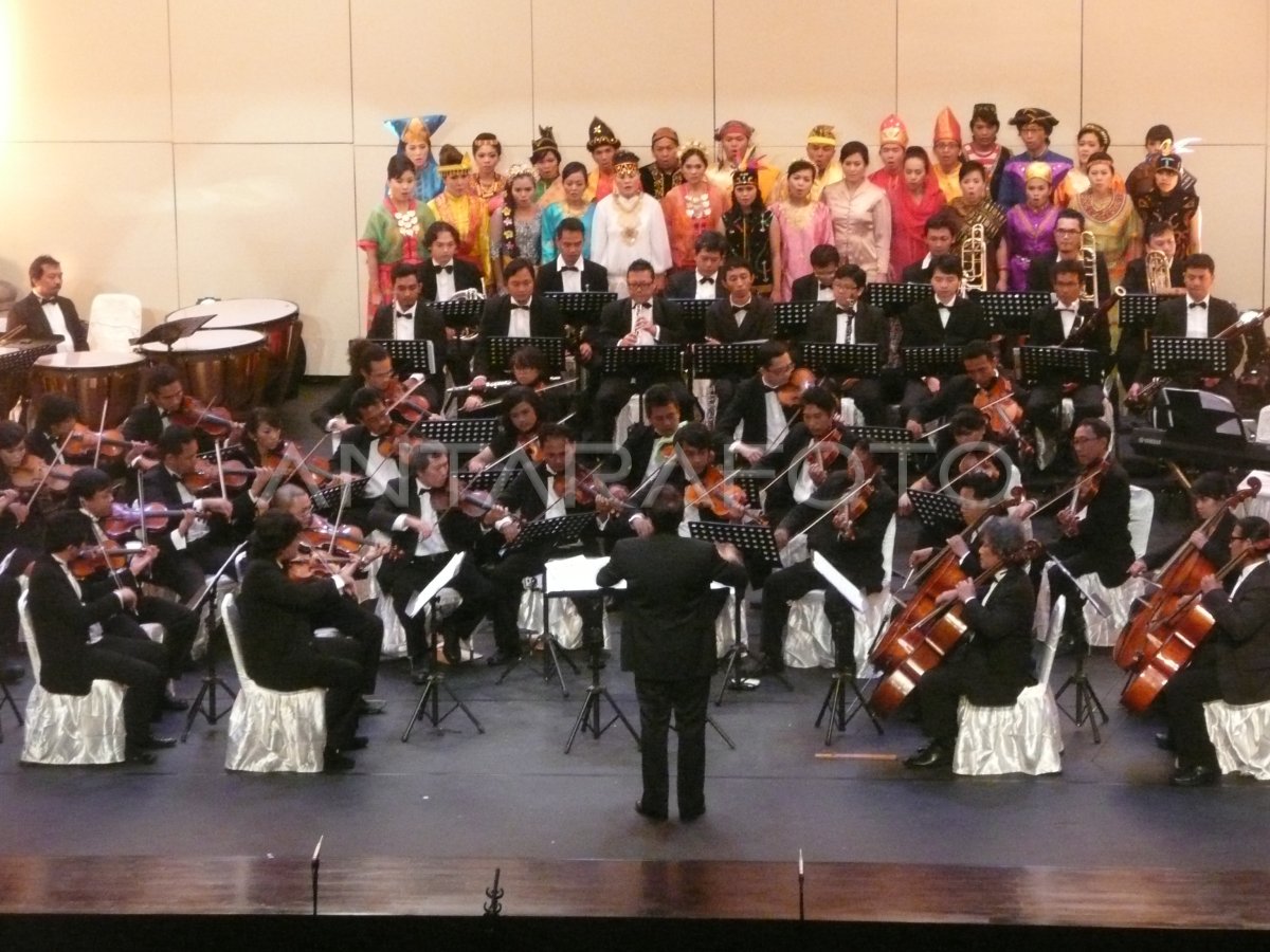 orkestra memainkan musik di panggung besar