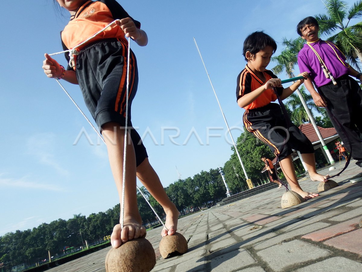 PERMAINAN TRADISIONAL EGRANG BATOK KELAPA | ANTARA Foto